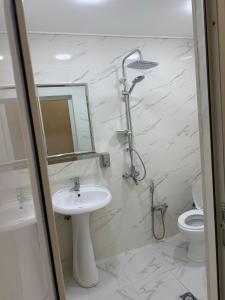 un bagno bianco con lavandino e WC di Studio Near Flag Square with Seaview a Baku Altre 3 foto