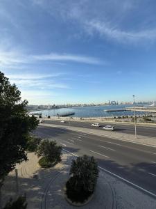 vista su un'autostrada con vista sull'acqua di Studio Near Flag Square with Seaview a Baku