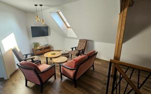 Zubrzyca DolnaCozy mountain house - Coolówka pod Babią Górą的带桌椅的客厅