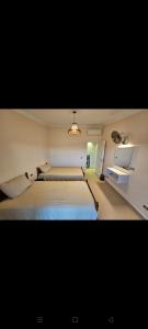 Ένα ή περισσότερα κρεβάτια σε δωμάτιο στο شاليه فندقي للإيجار بمارينا 2 +18 φωτογραφίες