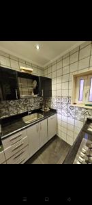 Η κουζίνα ή μικρή κουζίνα στο شاليه فندقي للإيجار بمارينا 2