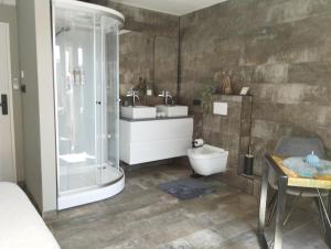 Koupelna v ubytování Luxe kamer met stoomsauna bij B&B Gezond aan Zee - Toegang bad en buiten Wellness tegen meerprijs