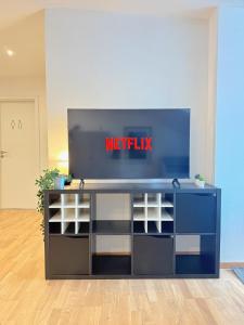 TV a/nebo společenská místnost v ubytování Modern Flat Karlsruhe - Waschmaschine, Fußbodenheizung, Regendusche