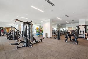 Γυμναστήριο ή/και όργανα γυμναστικής στο Modern Lougheed Condo with Gym and Balcony near Skytrain