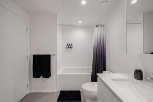 Ένα μπάνιο στο Modern Lougheed Condo with Gym and Balcony near Skytrain +25 φωτογραφίες