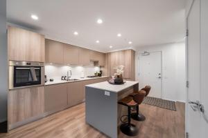 Η κουζίνα ή μικρή κουζίνα στο Modern Lougheed Condo with Gym and Balcony near Skytrain