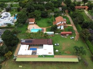 an aerial view of a house with a yard at Flat do Burle Marx Villela Home Stay Lago Sul DF in Brasília +8 photos