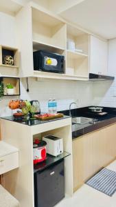 Кухня или мини-кухня в Eira Nest Cozy Stay Near SMCity Mall
