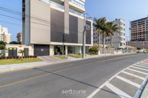 eine leere Straße vor einem Gebäude in der Unterkunft Apto Novo a 150m da Praia de Pereque CLE1202 in Perequê