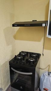 a black stove top oven in a kitchen at Cantinho bom! in Manaus