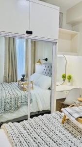 Кровать или кровати в номере Eira Nest Cozy Stay Near SMCity Mall +11 фотографий