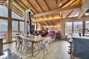 Гостиная зона в Chalet Eden, 4 Story Family Chalet