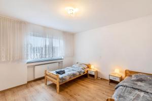 een slaapkamer met twee bedden en een raam bij Bruchköbel 5 auch für Monteure in Bruchköbel +20 foto's