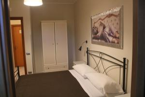A bed or beds in a room at Otto&Mezzo B&B