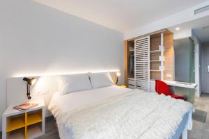 Cama ou camas em um quarto em Pharos Hvar Bayhill Hotel