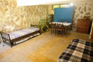 Cuesta BlancaにあるApartamento por día Cuesta Blancaのテーブル、ベッド、テーブル、椅子が備わる客室です。