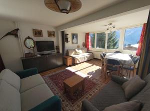 a living room with a couch and a table at Gollrad 1 in Arosa