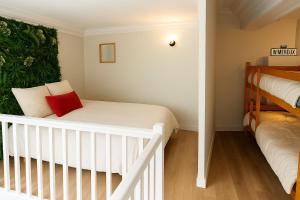 a white crib in a room with a green plant at L'Oasis Sauvage in Wimereux
