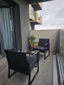 コンスタンツァにあるLuxury 2 Bedroom Apartmentの建物の上に椅子2脚とテーブルが置かれたバルコニー