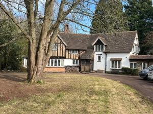 a large white house with a tree in front of it at Heron House in Warwick