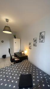 a bedroom with a bed and a desk with a bed sidx sidx sidx at Rooms in Warsaw - G9 in Warsaw