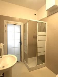 a bathroom with a glass shower and a sink at Casa Kevin, Venice Mestre车站整套公寓 in Venice