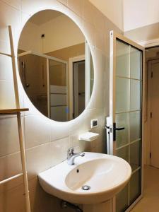 a bathroom with a sink and a mirror at Casa Kevin, Venice Mestre车站整套公寓 in Venice