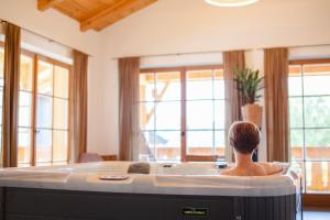 Fotografie z fotogalerie ubytování Traumhaftes Chalet mit Sauna und Whirlpool Refugium am Rehberg v destinaci Drachselsried