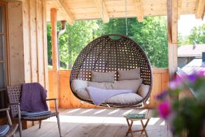 Posezení v ubytování Traumhaftes Chalet mit Sauna und Whirlpool Refugium am Rehberg
