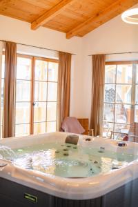 Fotografie z fotogalerie ubytování Traumhaftes Chalet mit Sauna und Whirlpool Refugium am Rehberg v destinaci Drachselsried