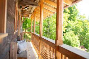 Balkón nebo terasa v ubytování Traumhaftes Chalet mit Sauna und Whirlpool Refugium am Rehberg
