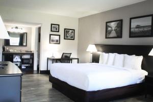 Postel nebo postele na pokoji v ubytování La Quinta Inn by Wyndham Cocoa Beach-Port Canaveral