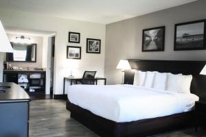 Postel nebo postele na pokoji v ubytování La Quinta Inn by Wyndham Cocoa Beach-Port Canaveral