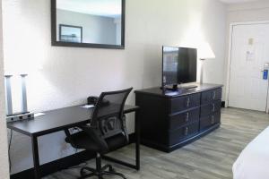 TV a/nebo společenská místnost v ubytování La Quinta Inn by Wyndham Cocoa Beach-Port Canaveral