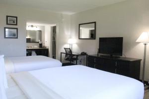 Postel nebo postele na pokoji v ubytování La Quinta Inn by Wyndham Cocoa Beach-Port Canaveral