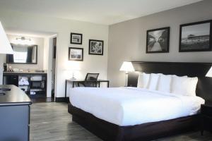 Postel nebo postele na pokoji v ubytování La Quinta Inn by Wyndham Cocoa Beach-Port Canaveral