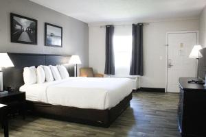 Postel nebo postele na pokoji v ubytování La Quinta Inn by Wyndham Cocoa Beach-Port Canaveral