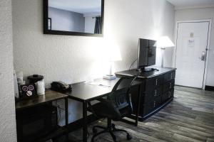 Kuchyň nebo kuchyňský kout v ubytování La Quinta Inn by Wyndham Cocoa Beach-Port Canaveral