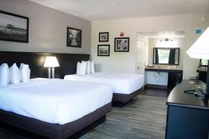 Postel nebo postele na pokoji v ubytování La Quinta Inn by Wyndham Cocoa Beach-Port Canaveral