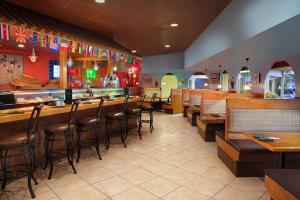 Lounge nebo bar v ubytování La Quinta Inn by Wyndham Cocoa Beach-Port Canaveral