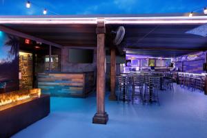 Bazén v ubytování La Quinta Inn by Wyndham Cocoa Beach-Port Canaveral nebo v jeho okolí
