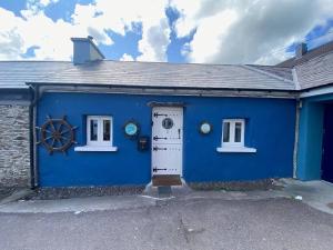 ディングルにあるCharming Music Shop -Town Centreのドアと車輪が付いた青い建物