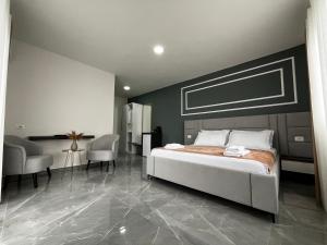Postel nebo postele na pokoji v ubytování Hotel LEODORI 3 suites