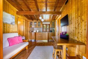 a living room with a couch and a table at Chalets do Toleiro in Selhariz