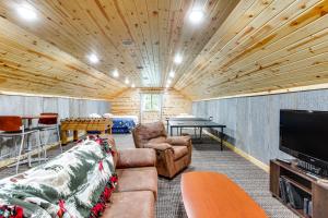 Μια τηλεόραση ή/και κέντρο ψυχαγωγίας στο Hot Tub and Game Room Lakefront Merrifield Retreat!