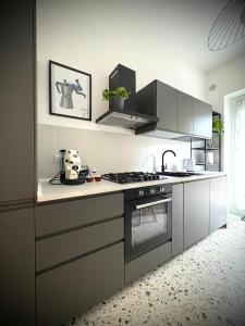 サレルノにあるNonna Ida homeのコンロとシンクのあるキッチン