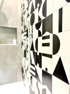 サレルノにあるNonna Ida homeの白黒の壁 +11枚の写真