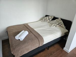 een bed met twee handdoeken erop bij New apartament in city center in Sigulda