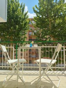 サレルノにあるNonna Ida homeのバルコニーに椅子2脚とテーブル1台