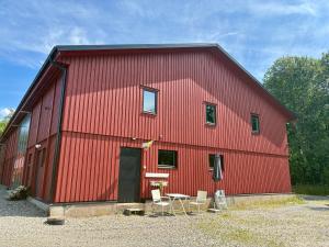 a red barn with chairs and a table in front of it at Borgane 5 in Fjällbacka